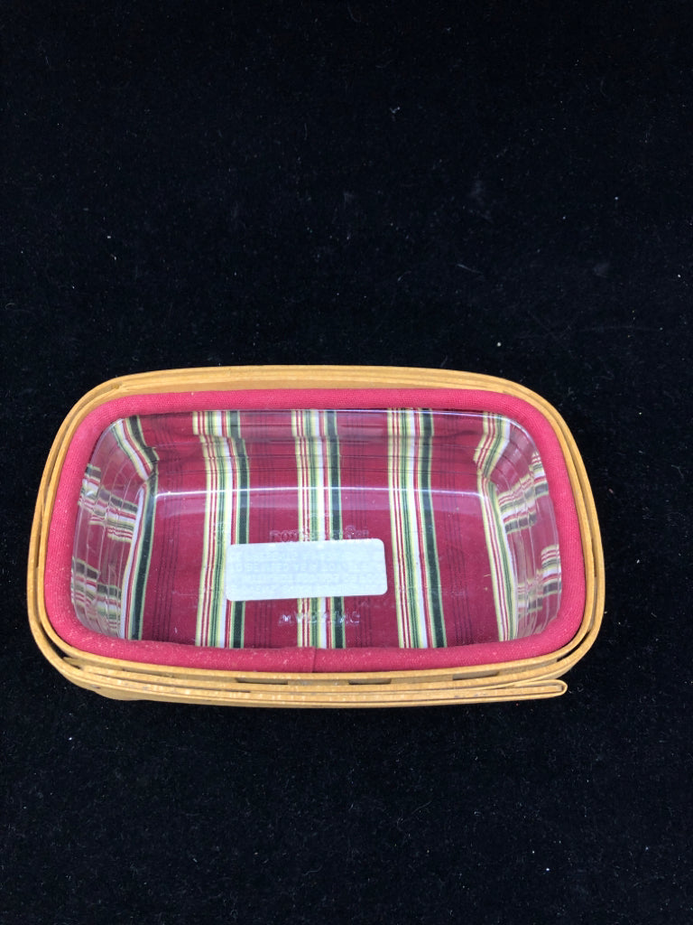 2004 SHALLOW RED AND GREEN RECTANGLE BASKET W PLASTIC LINER.