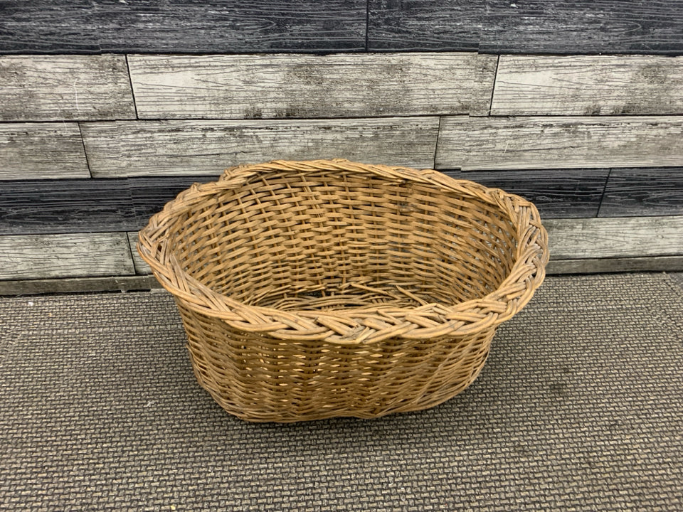 OVAL WOVEN BASKET W/ THICK BRAIDED EDGE.