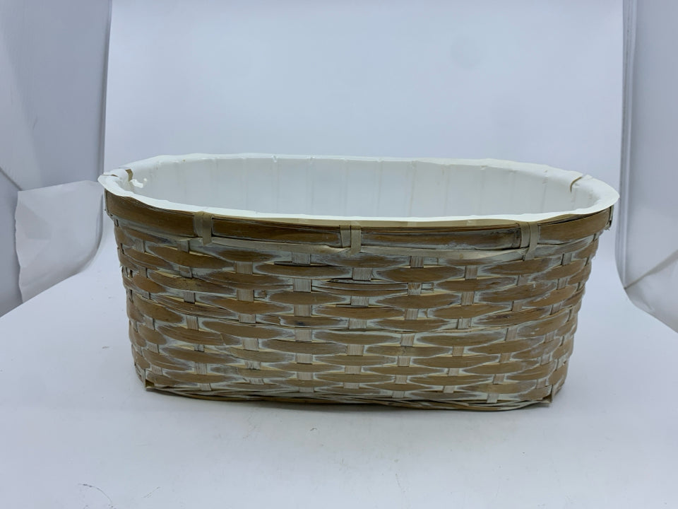 WHITE PLANTER BASKET.