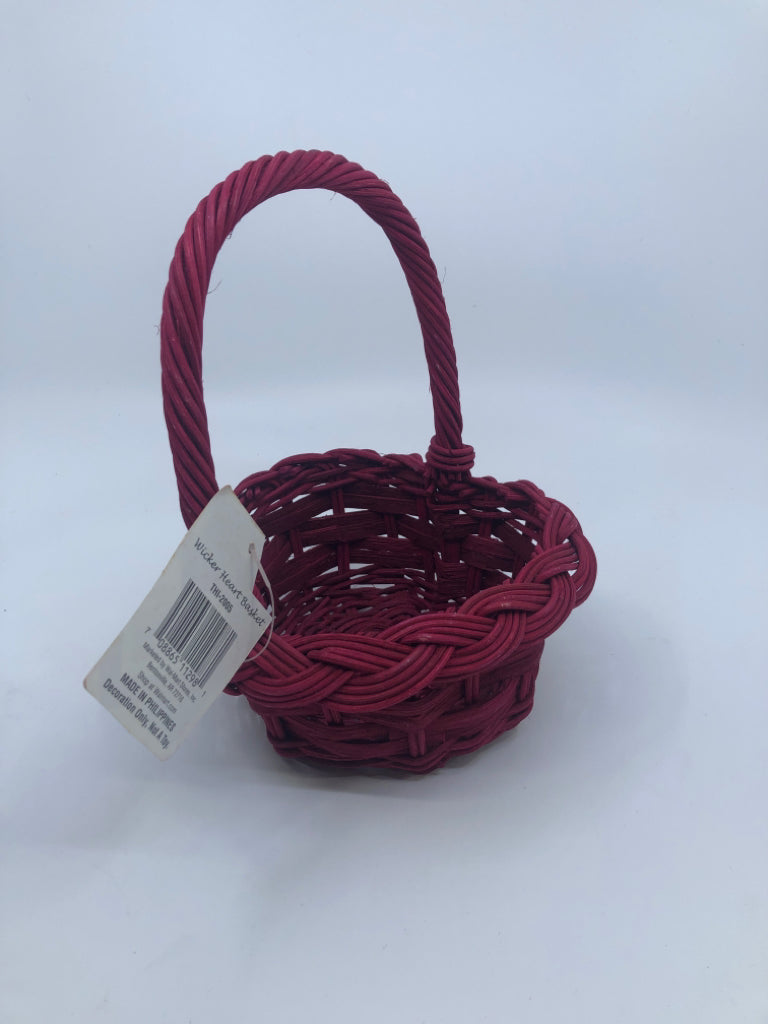 HEART WICKER BASKET W/HANDLE.