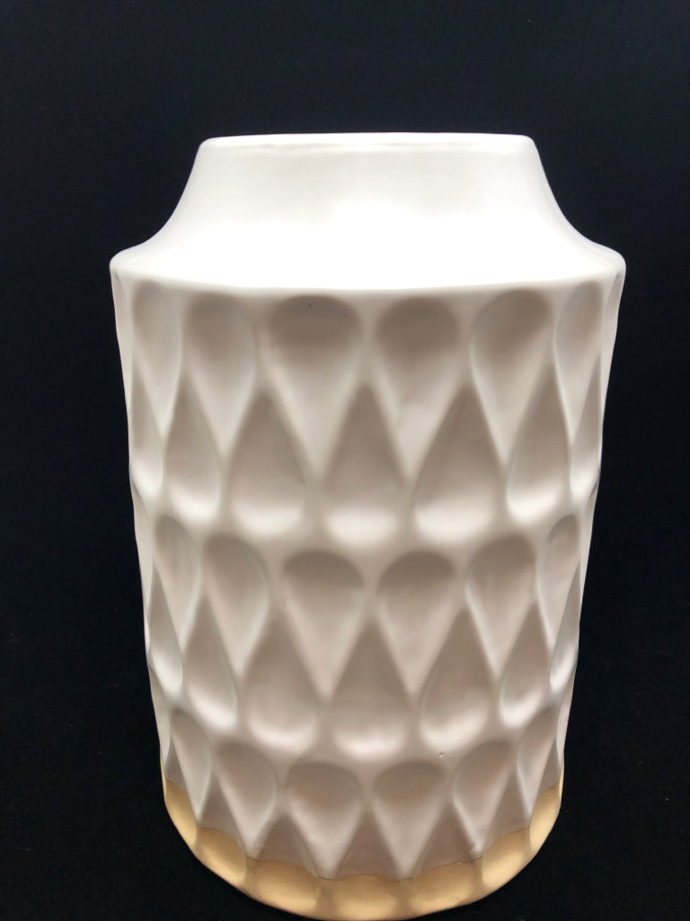TEARDROP TEXTURED WHITE CERAMIC POT W/CREAM TRIM.