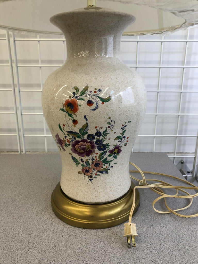 FLORAL PAINTED CERAMIC BASE LAMP W/CREAM SHADE.