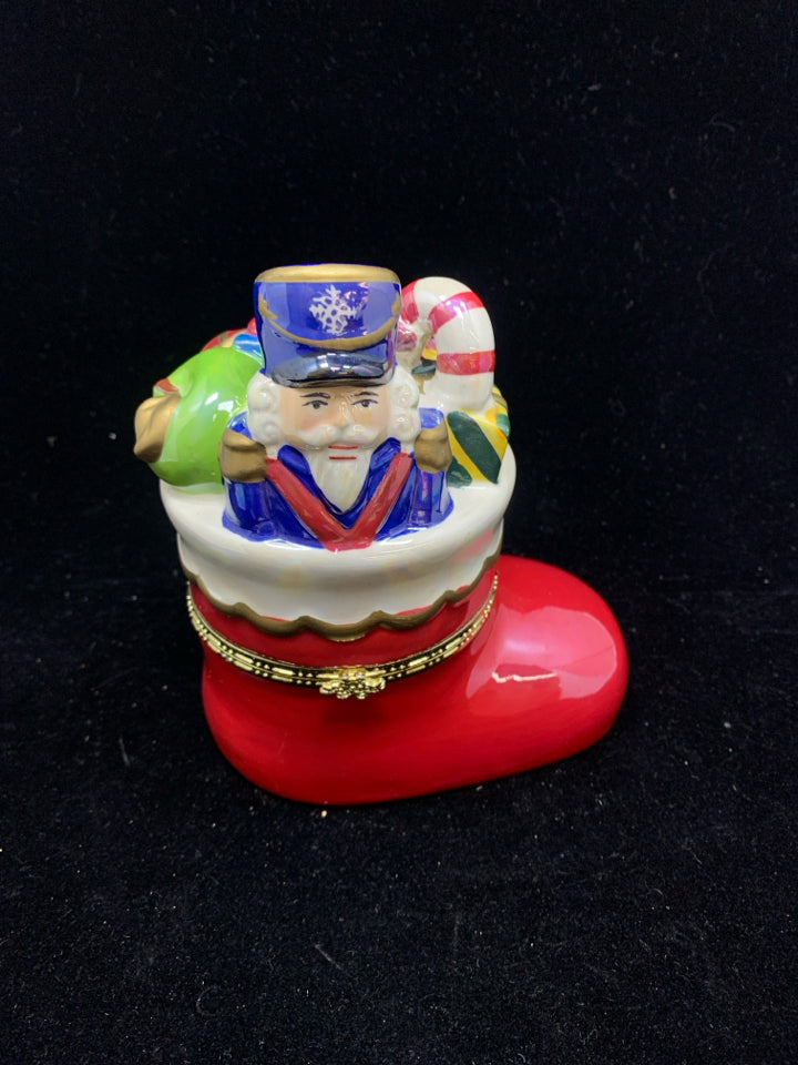 STOCKING MUSIC BOX W/MOVING SANTA.