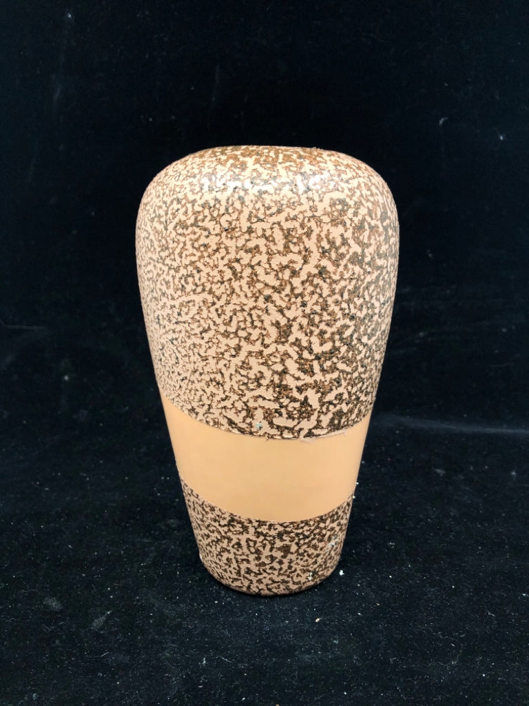 PINK WITH BROWN TEXTURED SHORT VASE.