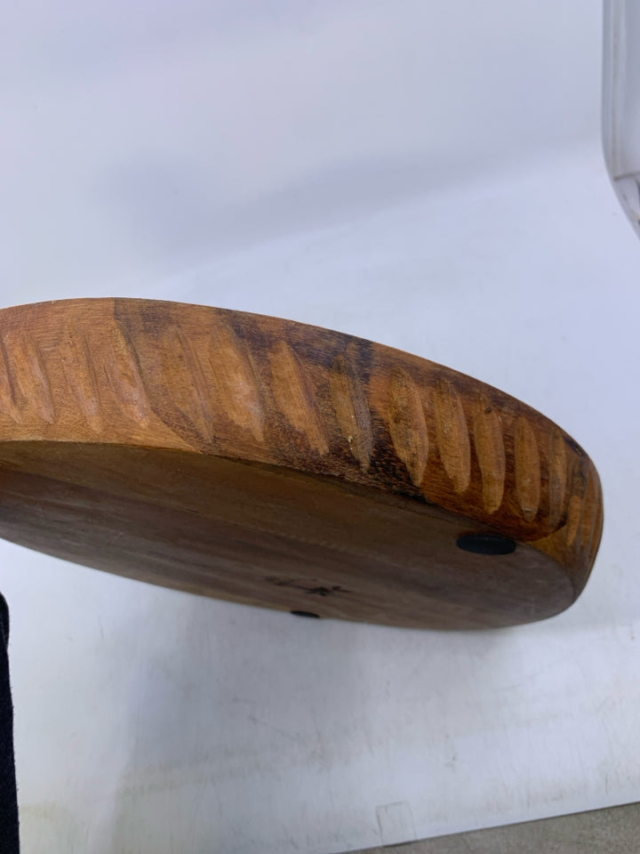 HEAVY WOOD CIRCLE W/ HANDLE.