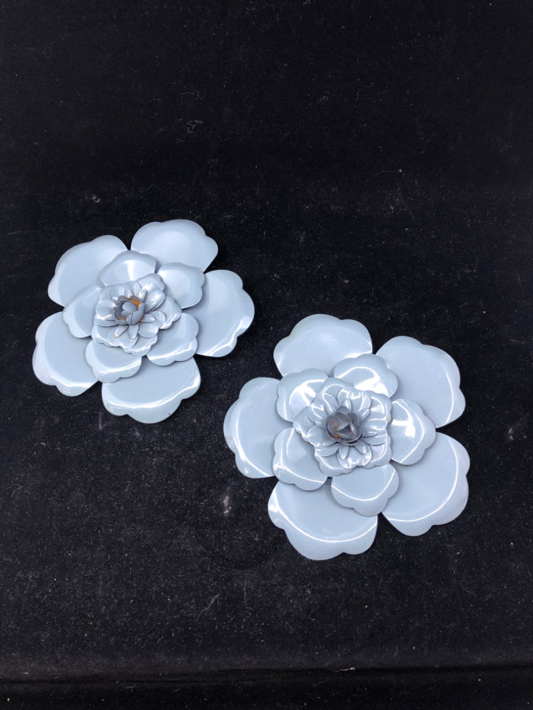 2 BLUE FLOWER WALL HANGINGS.