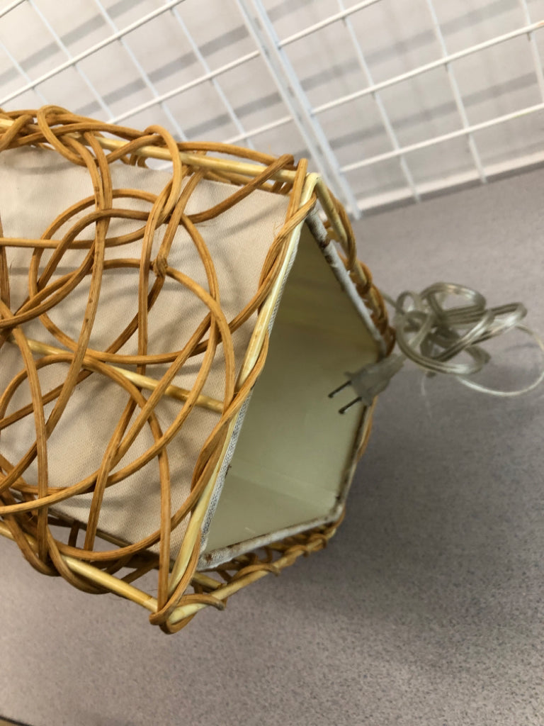 RATTAN NOODLE TABLE LAMP.