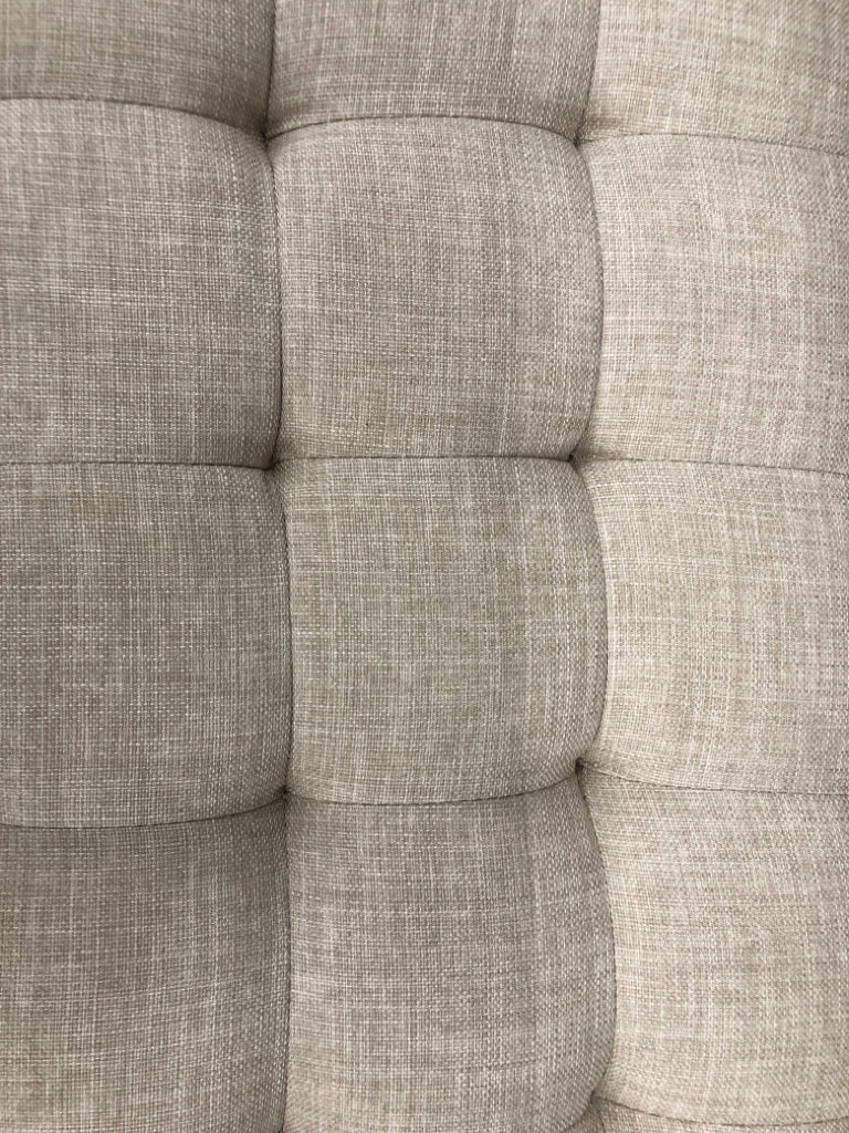 BEIGE TUFTED FABRIC STORAGE BENCH.
