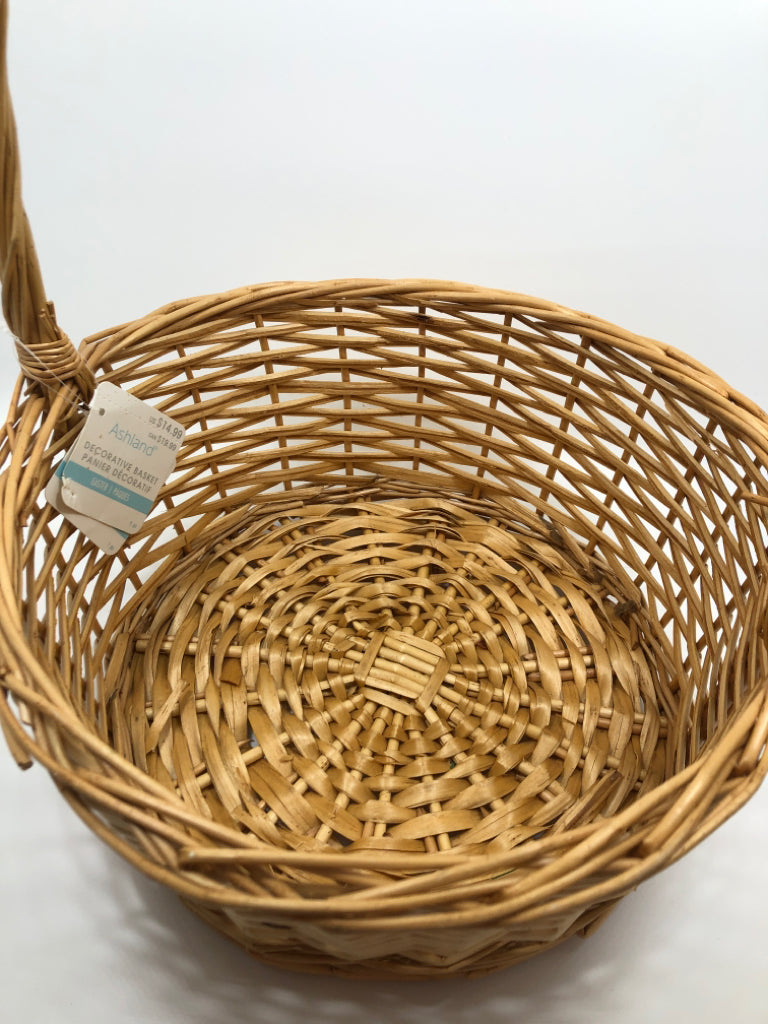 NWT ROUND BASKET W/SPIRAL HANDLE.