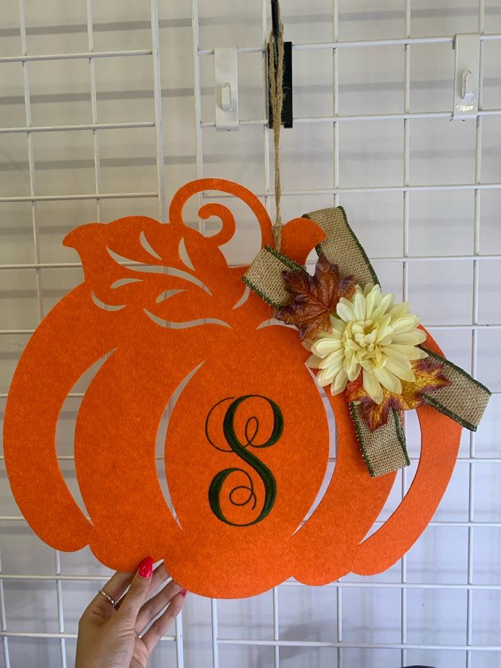 FELT "S" PUMPKIN W/FAUX FLOWER DOOR HANGING.