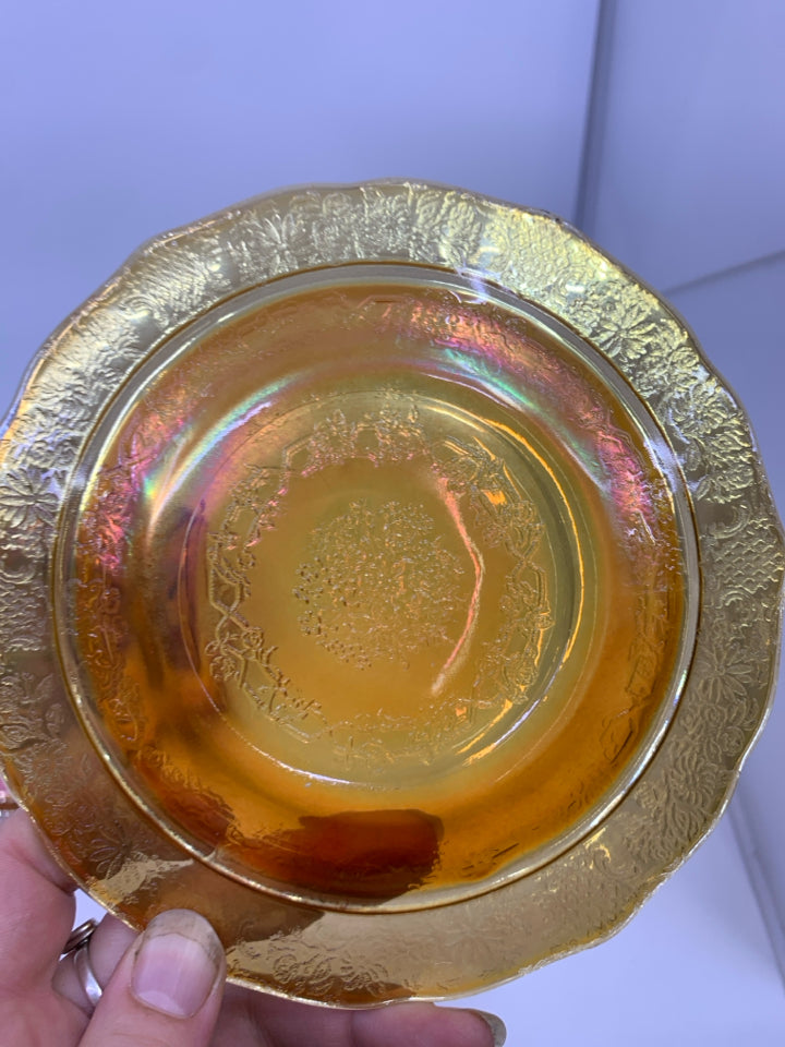6 ETCHED CARNIVAL GLASS LUNCH PLATES.