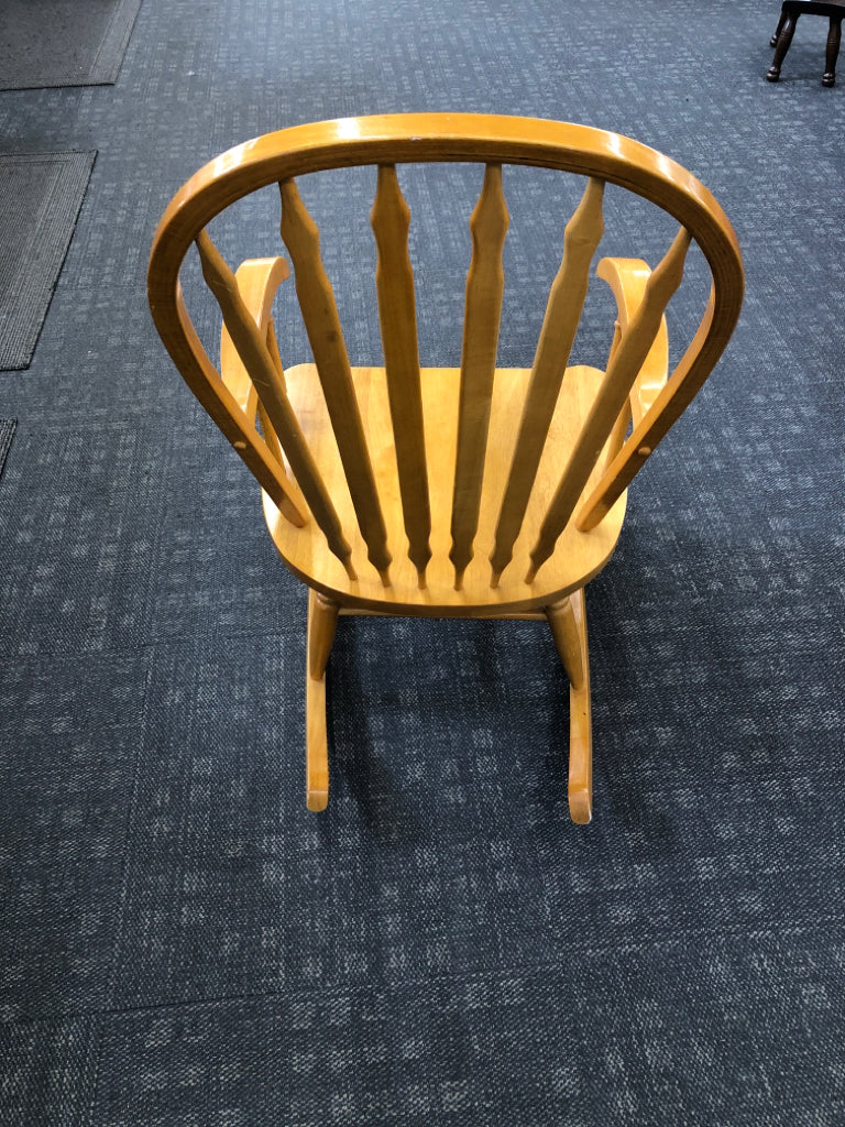LIGHT WOOD ROCKING CHAIR.