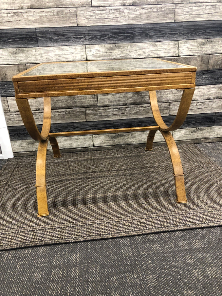 MODERN GLASS/METAL END TABLE.