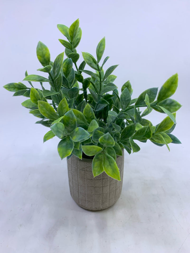 FAUX PLANT IN TEXTURED ROUND PLANTER.