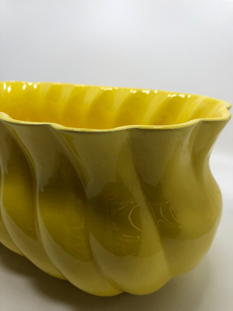 VTG YELLOW SWIRLING PATTERNED CENTERPIECE DISH/PLANTER.