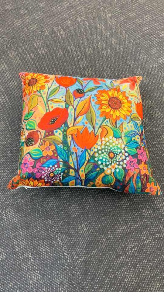 RED FLORAL BURLAP ACCENT PILLOW.