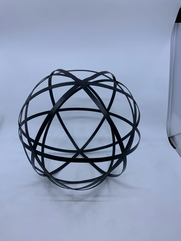 BLACK METAL SPHERE DECOR.