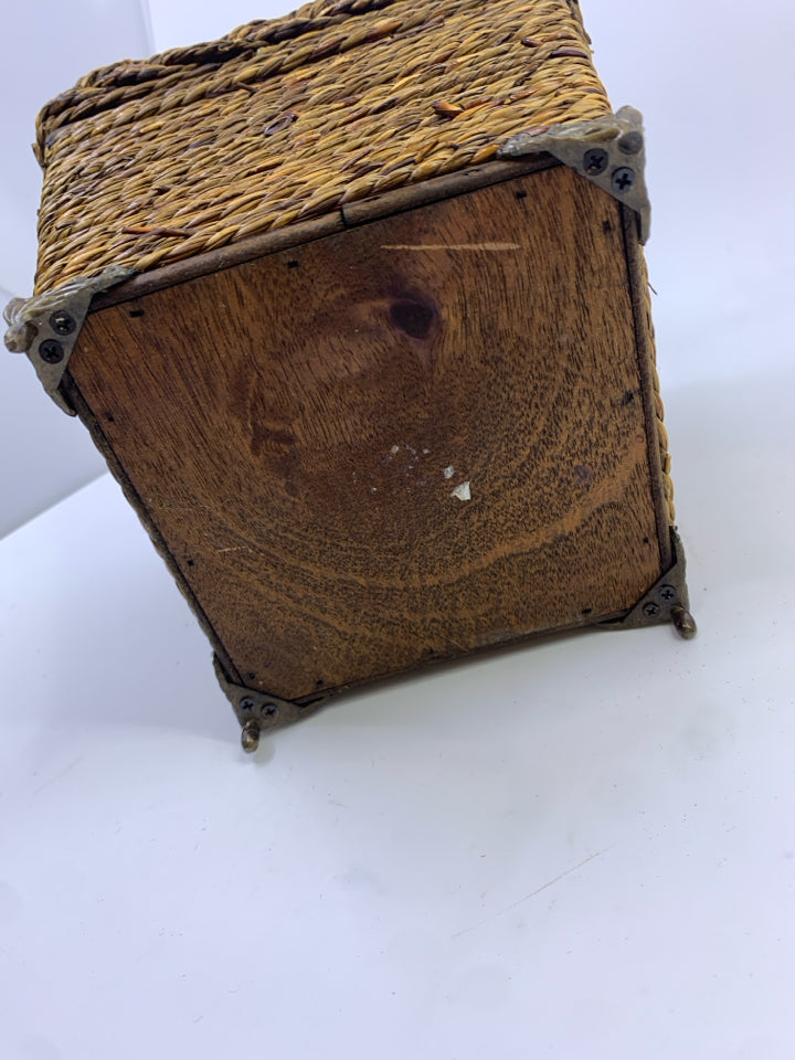 DARK WOVEN WOOD BASE BASKET.