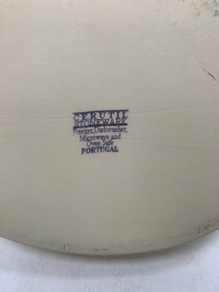OVAL STONEWARE BAKING DISH W/ HANDLES.