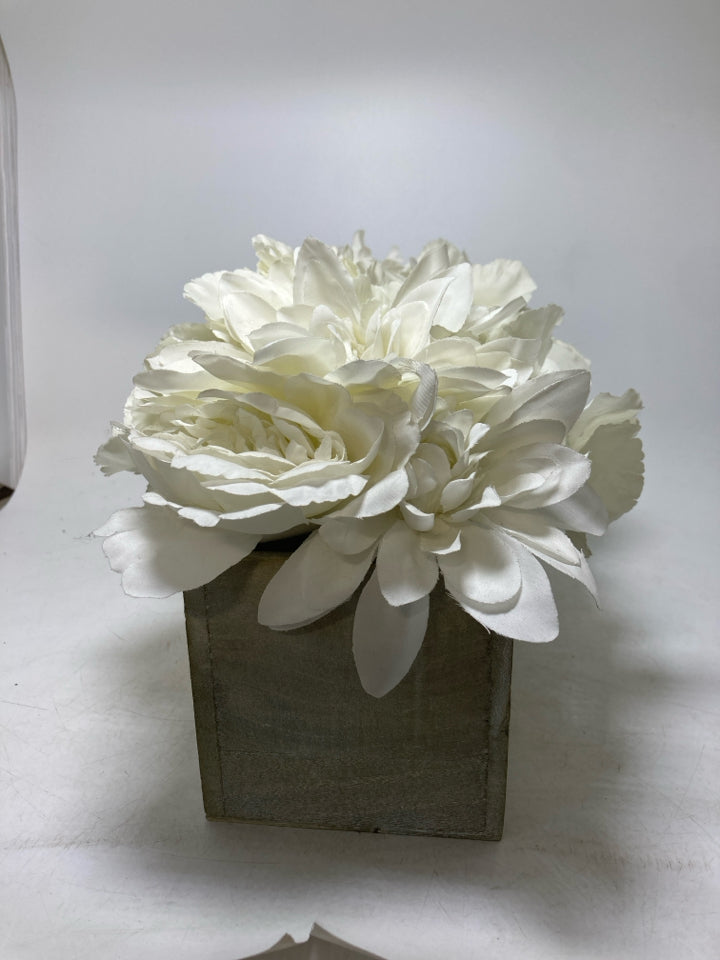 RECTANGLE WOOD PLANTER W/ FAUX WHITE FLOWERS.