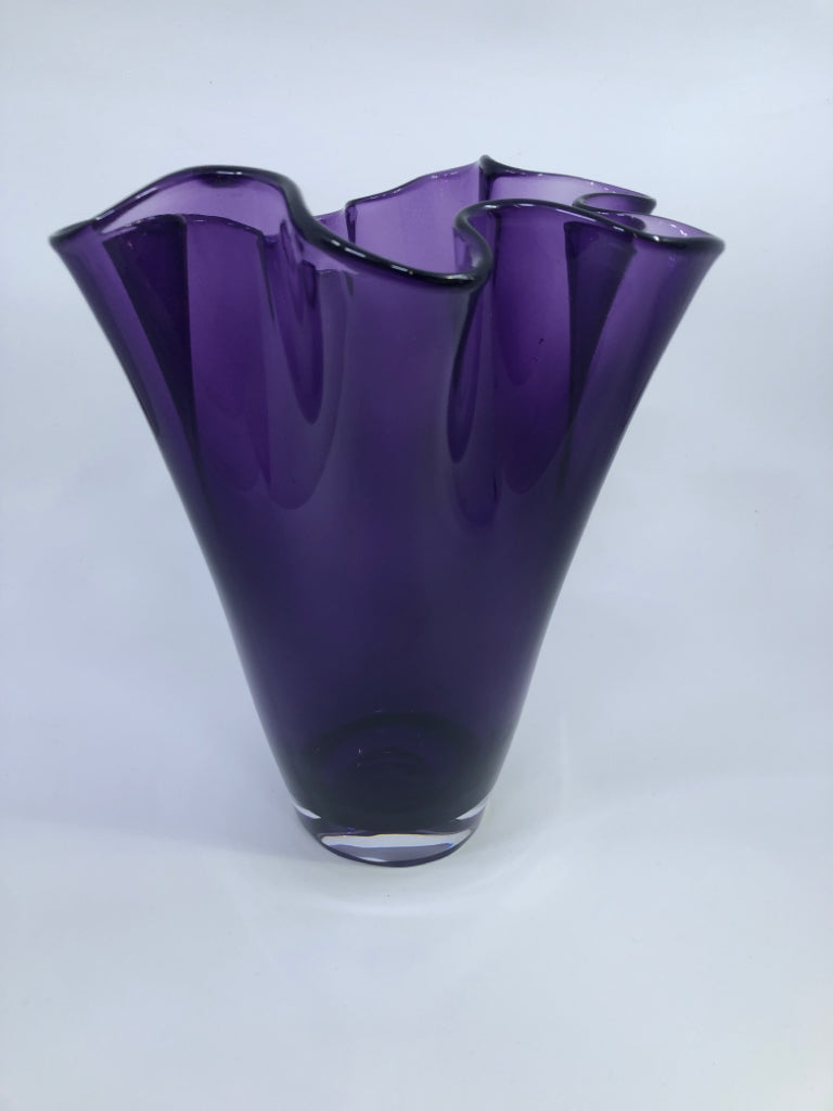 PURPLE RUFFLE EDGE GLASS VASE.