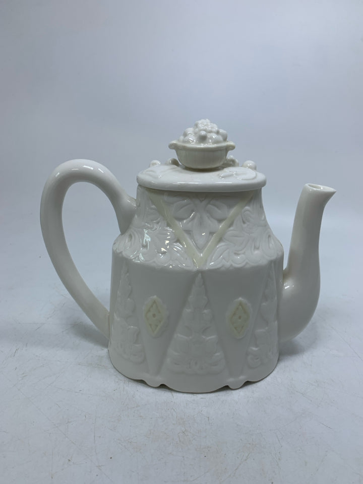 EMBOSSED BUTLER'S PANTRY TEA POT W/ 3D FRUIT LID.