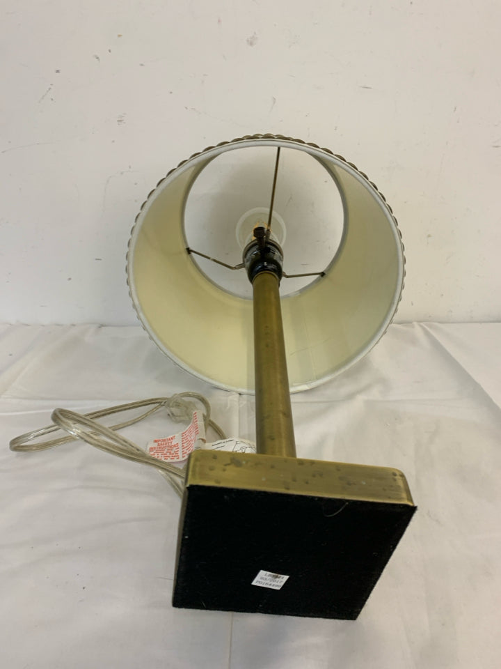 BRASS BASE W CREAM SHADE LAMP.