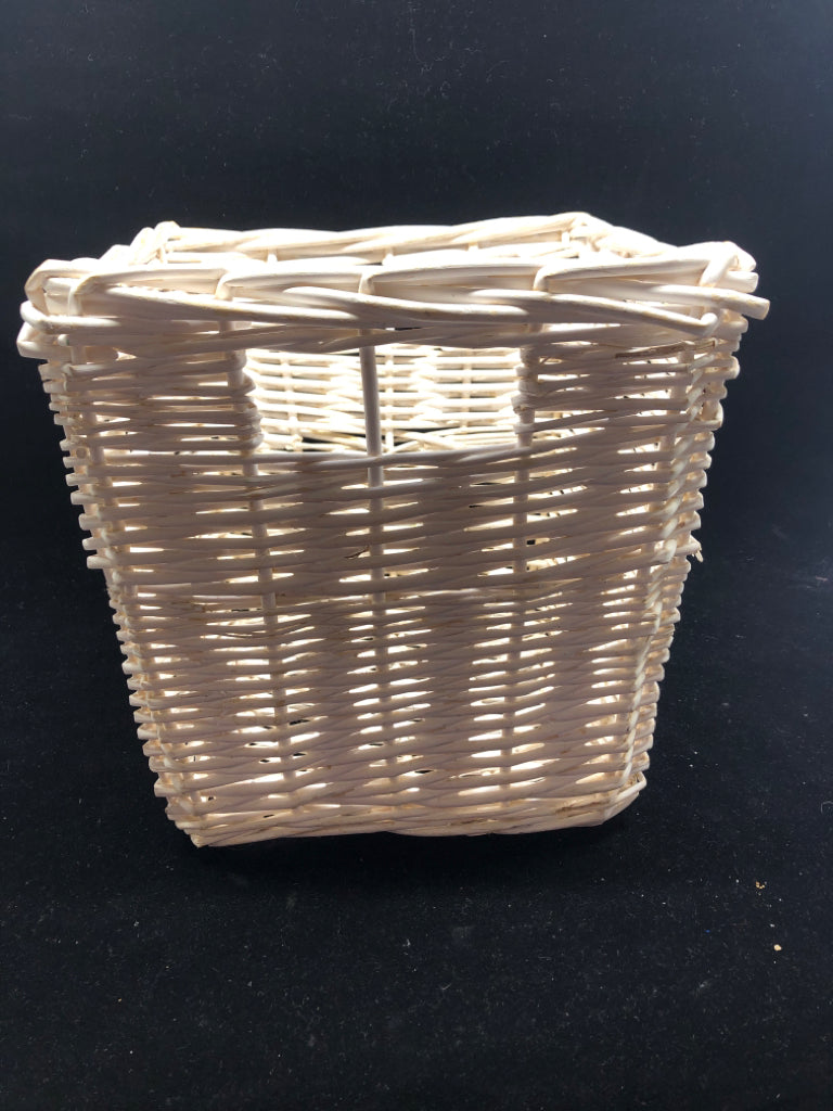 WHITE WICKER BASKET W HANDLES.