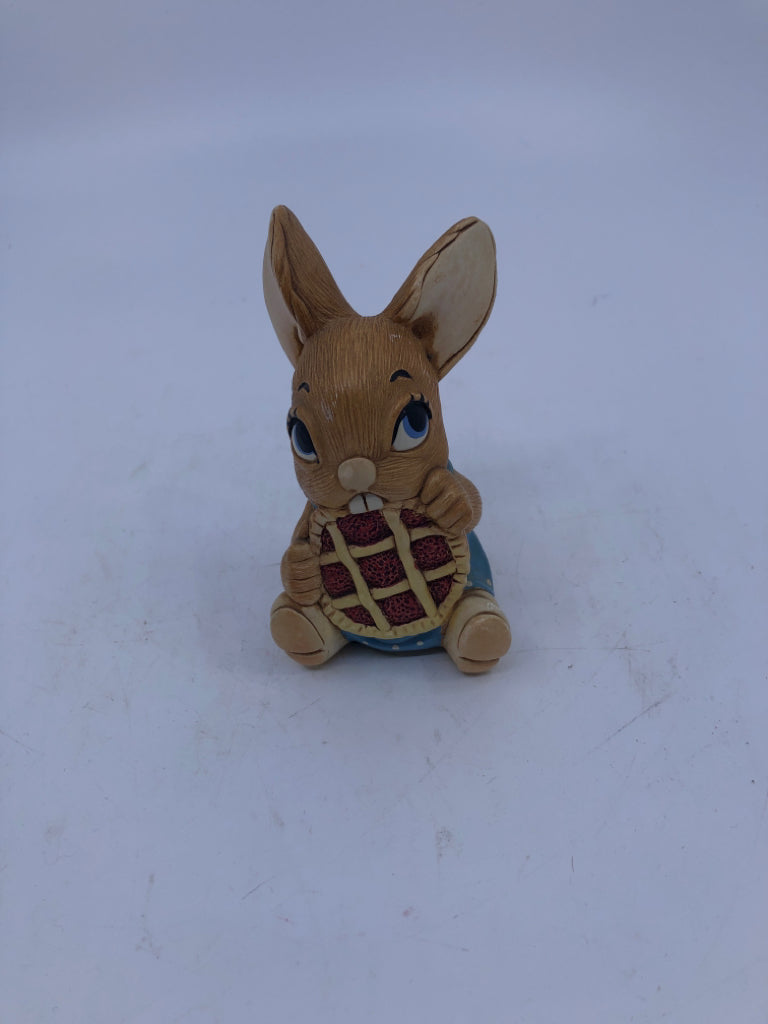 VTG PENDELFIN BUNNY PICNIC MIDGE W PIE.