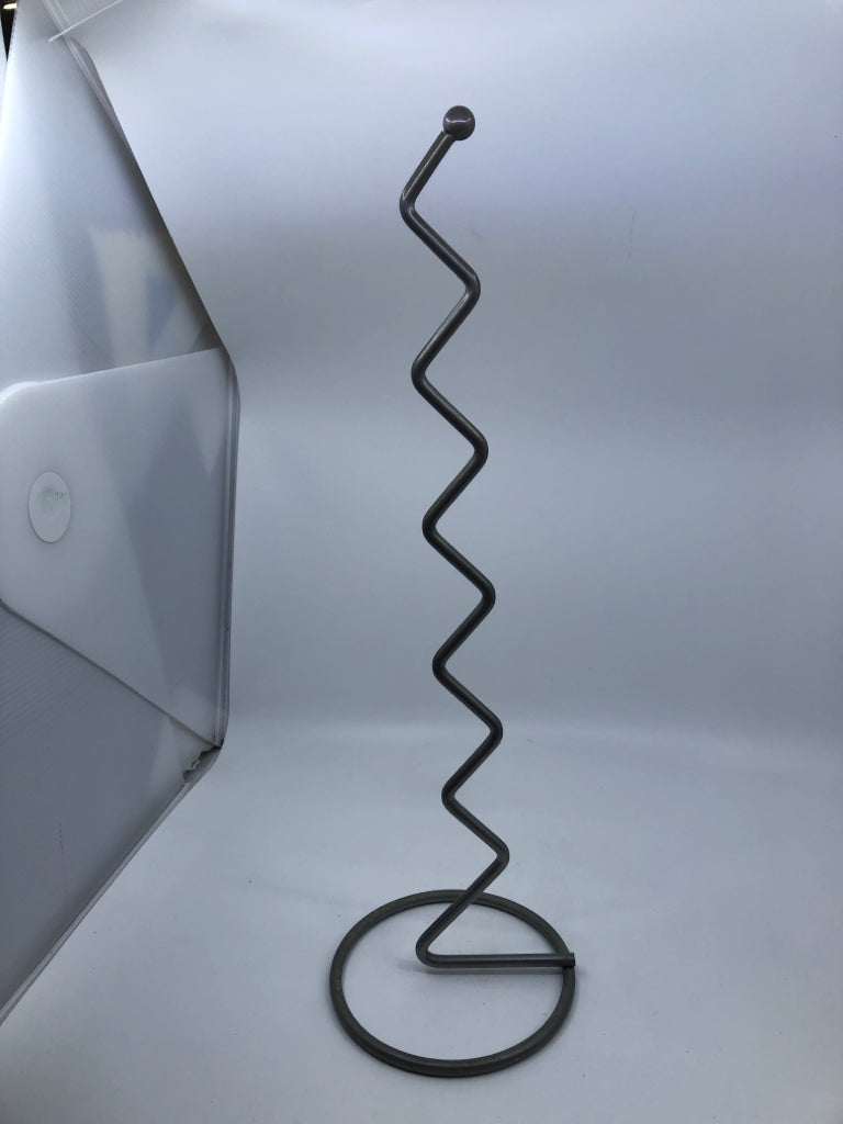 SILVER ZIGZAG PATTERN TOILET PAPER HOLDER.