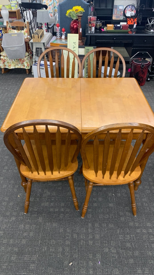 OAK WOOD KITCHEN TABLE W/4 CHAIRS+ SELF STORING LEAF.
