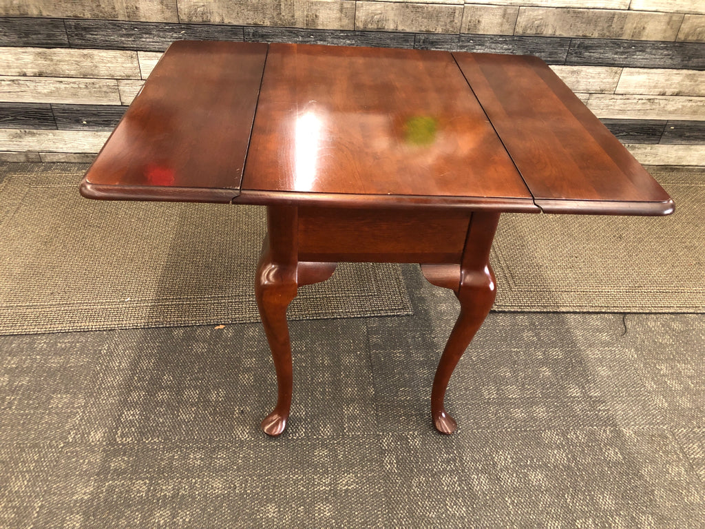 DROP SIDE CHERRY WOOD END TABLE.