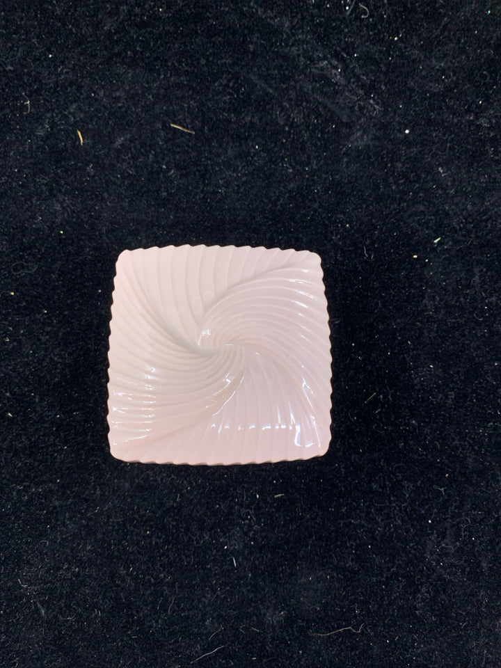 SMALL PALE PINK TRINKET BOX.