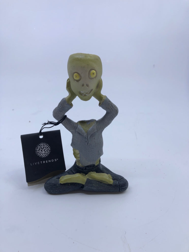 ZOMBIE HOLDING HEAD TAPER CANDLE HOLDER.
