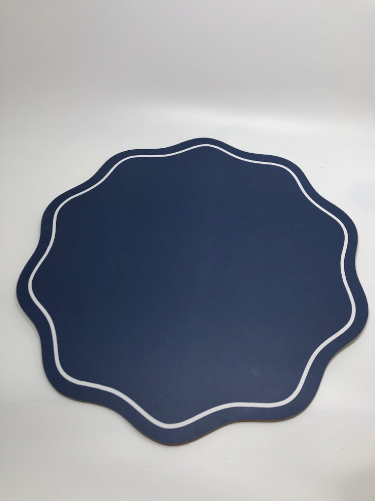 4PC BLUE/WHITE REVERSIBLE SCALLOPED PLACEMATS.