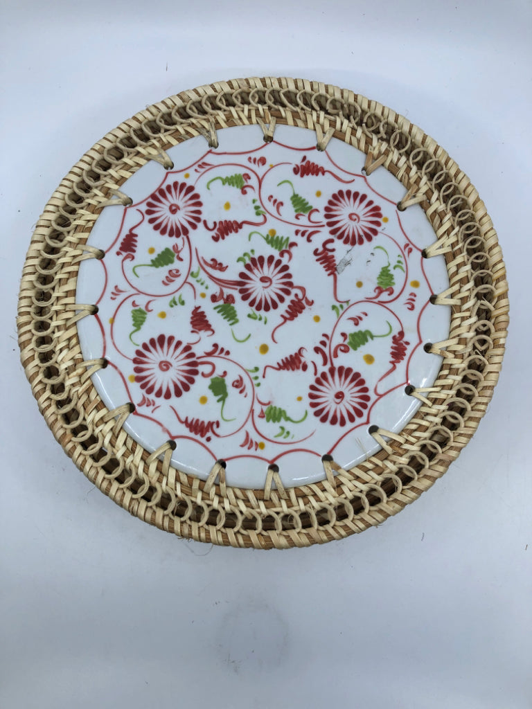 BLONDE ROUND COVERED BASKET W/TRIVET.