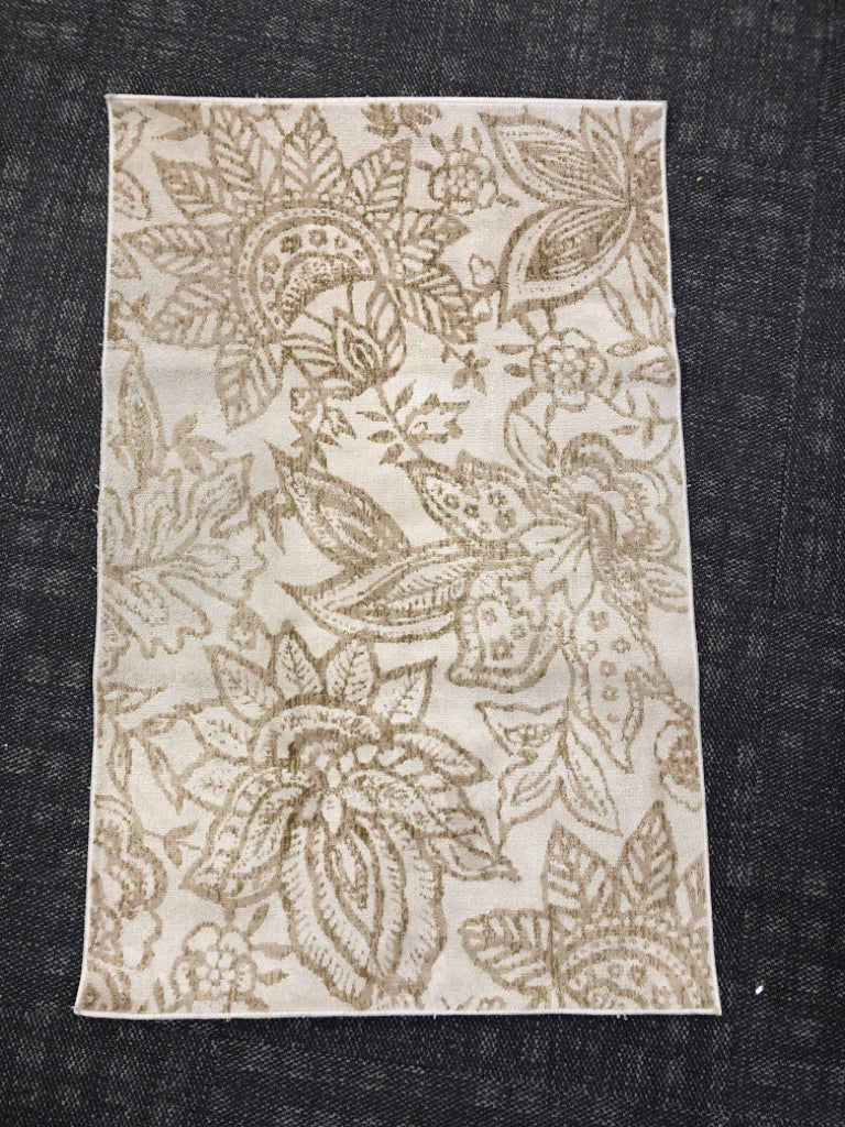 TAN/BROWN FLORAL RUG.