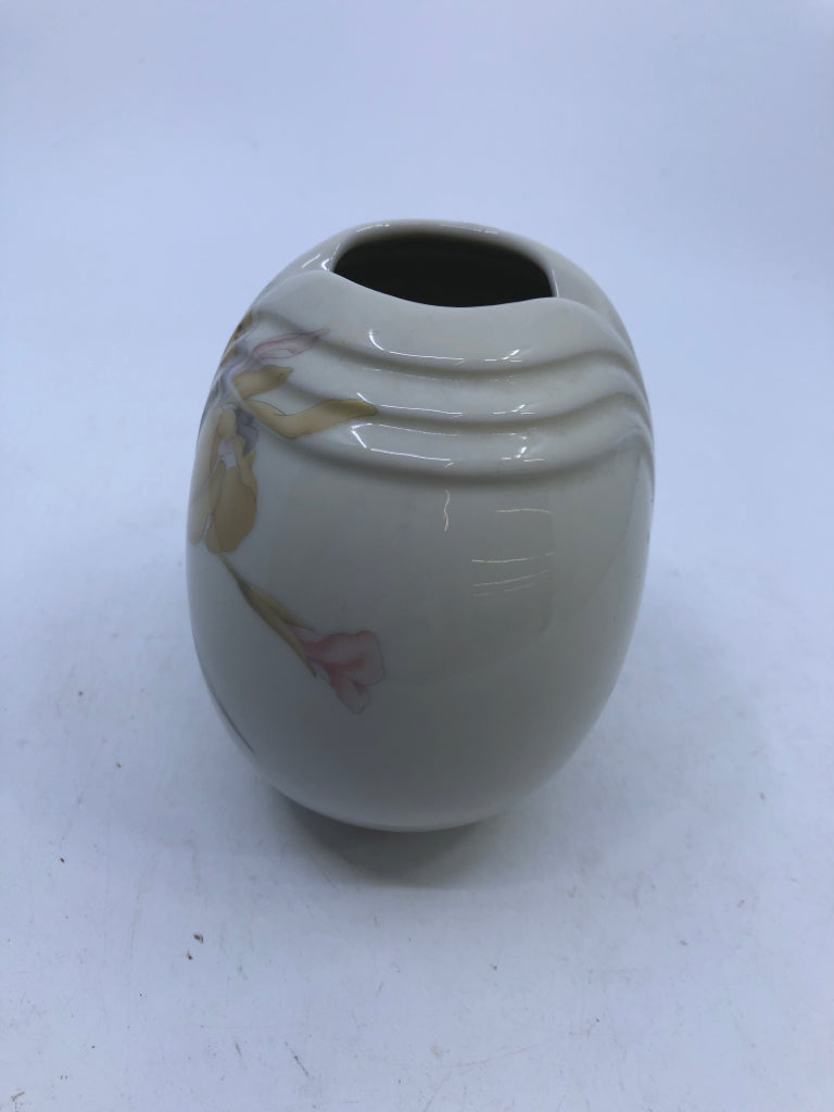 CIRCLE VASE W/ TAN FLOWERS.