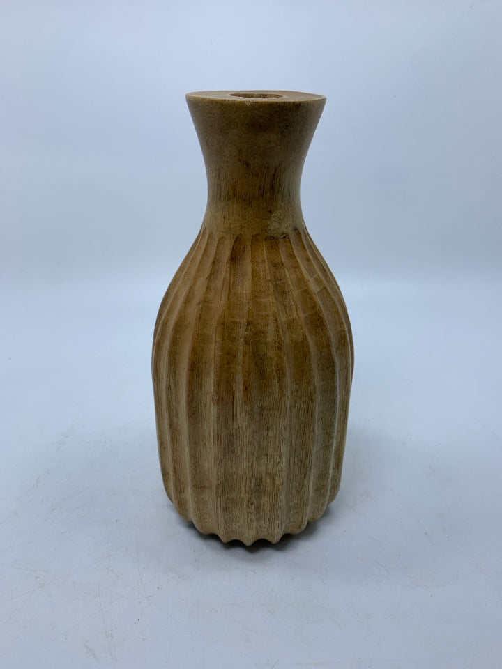 RIBBED BLONDE WOOD CARVED TAPERED CANDLE HOLDER.