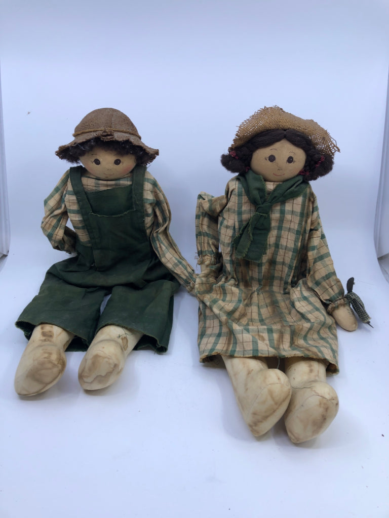 2PC BOY+GIRL SHELF SITTING PRIMITIVE DOLLS.