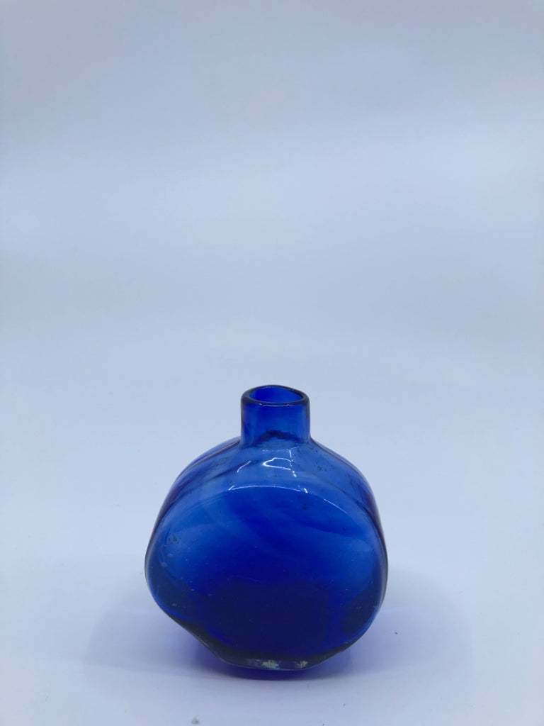 BLUE ROUND BUD VASE.