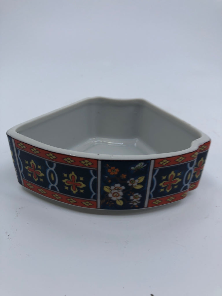 SMALL CORNER ASIAN STYLE TRINKET BOX.