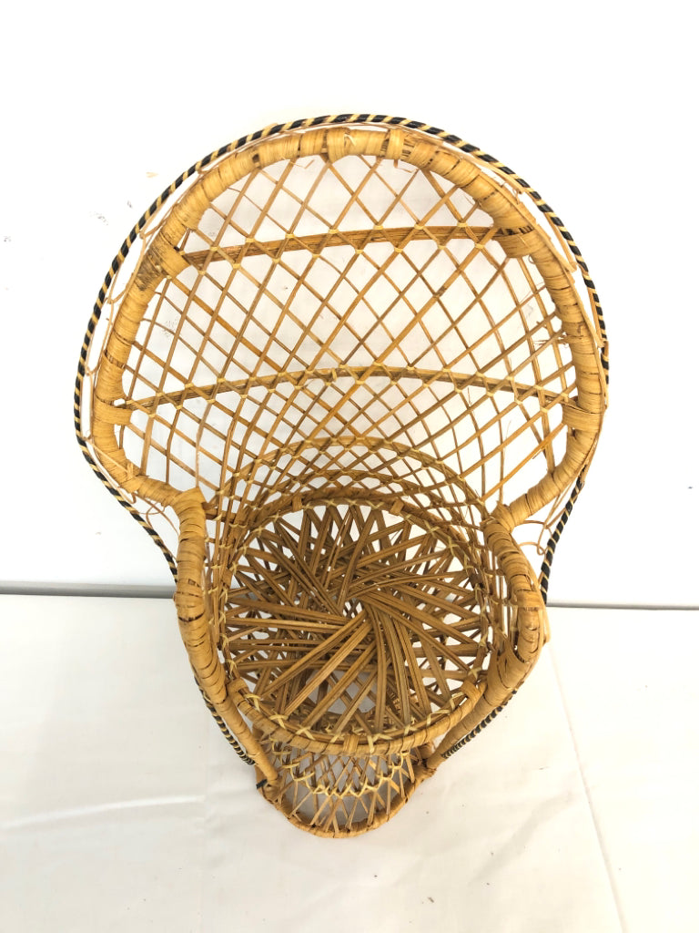 SMALL WOVEN PLANT CHAIR.