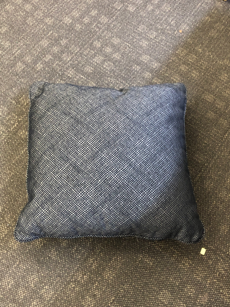 NAVY TEXTURED ACCENT PILLOW.
