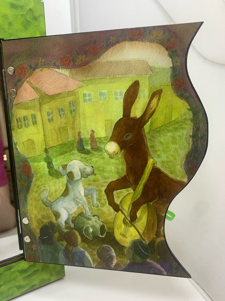 HIDDEN MIRROR W/ANIMALS PLAYING DESIGN.