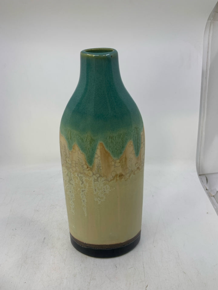 CERAMIC TAN MIDDLE LIGHT BLUE TOP VASE.