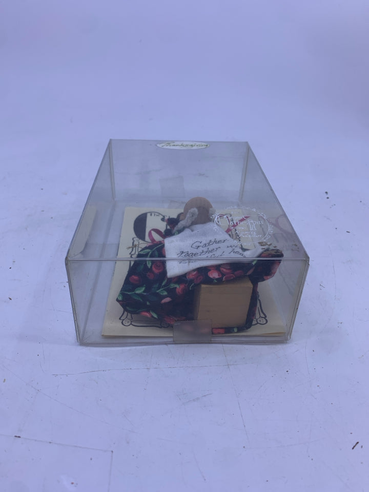 NIB THANKSGIVING ELEGANT CLOTHESPIN DOLL