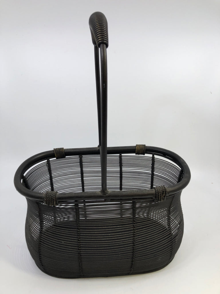 BROWN METAL BASKET W/HANDLE.