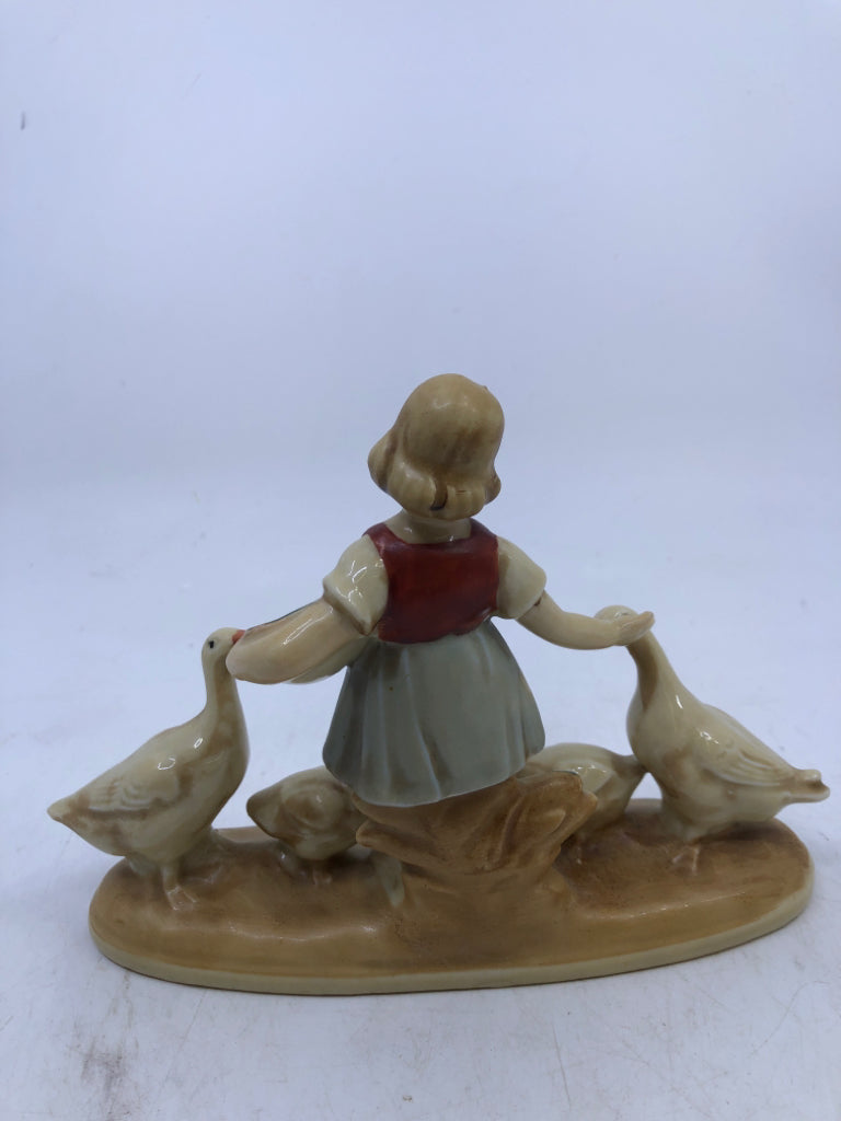 VTG CERAMIC GIRL FEEDING DUCKS- OCCUPIED JAPAN.