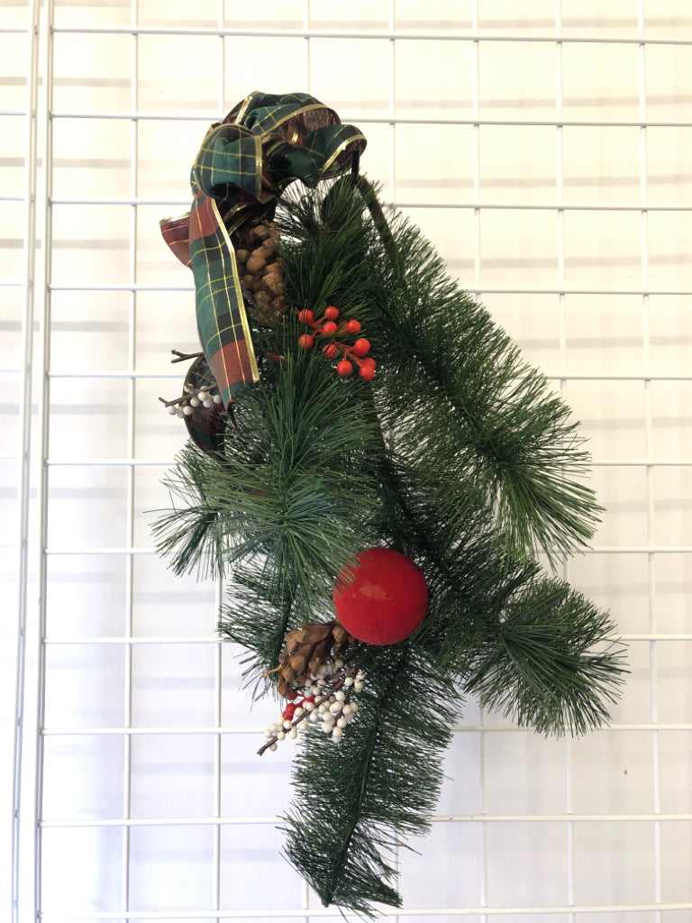 PINE DOOR DECOR W PINECONE.